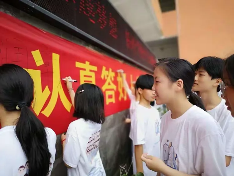 包含球场上的英雄们:全力以赴,笑迎胜利的词条 包含球场上的英雄们:全力以赴,笑迎胜利的词条