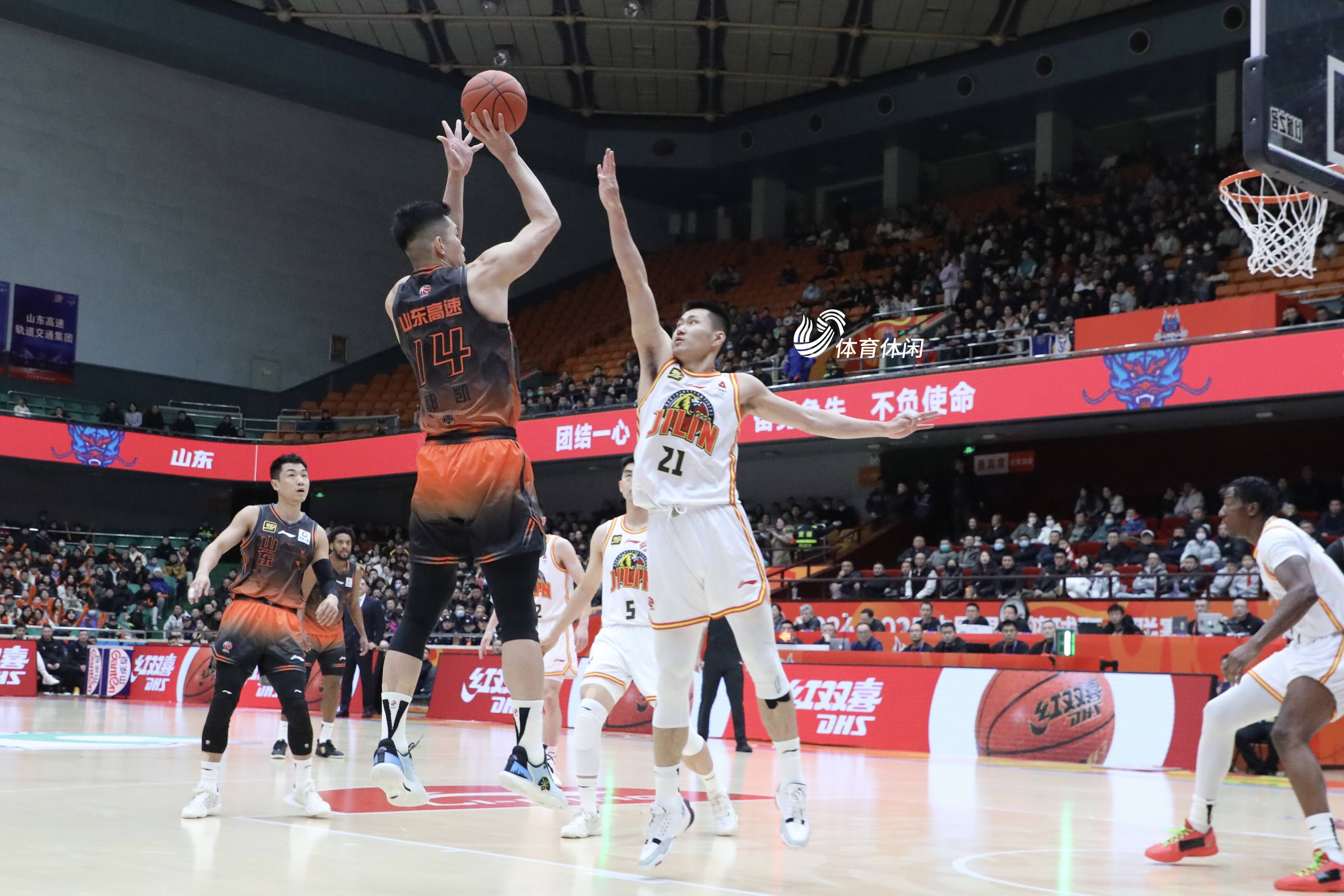开云下载-山东男篮战胜广东,取得关键胜利