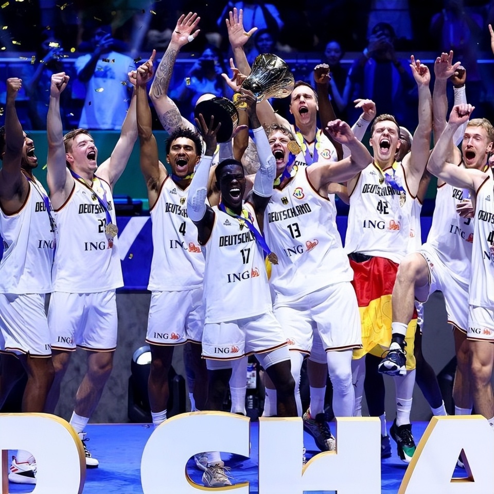 开云APP-欧洲杯预选赛天王斗士聚首,球迷热情高涨