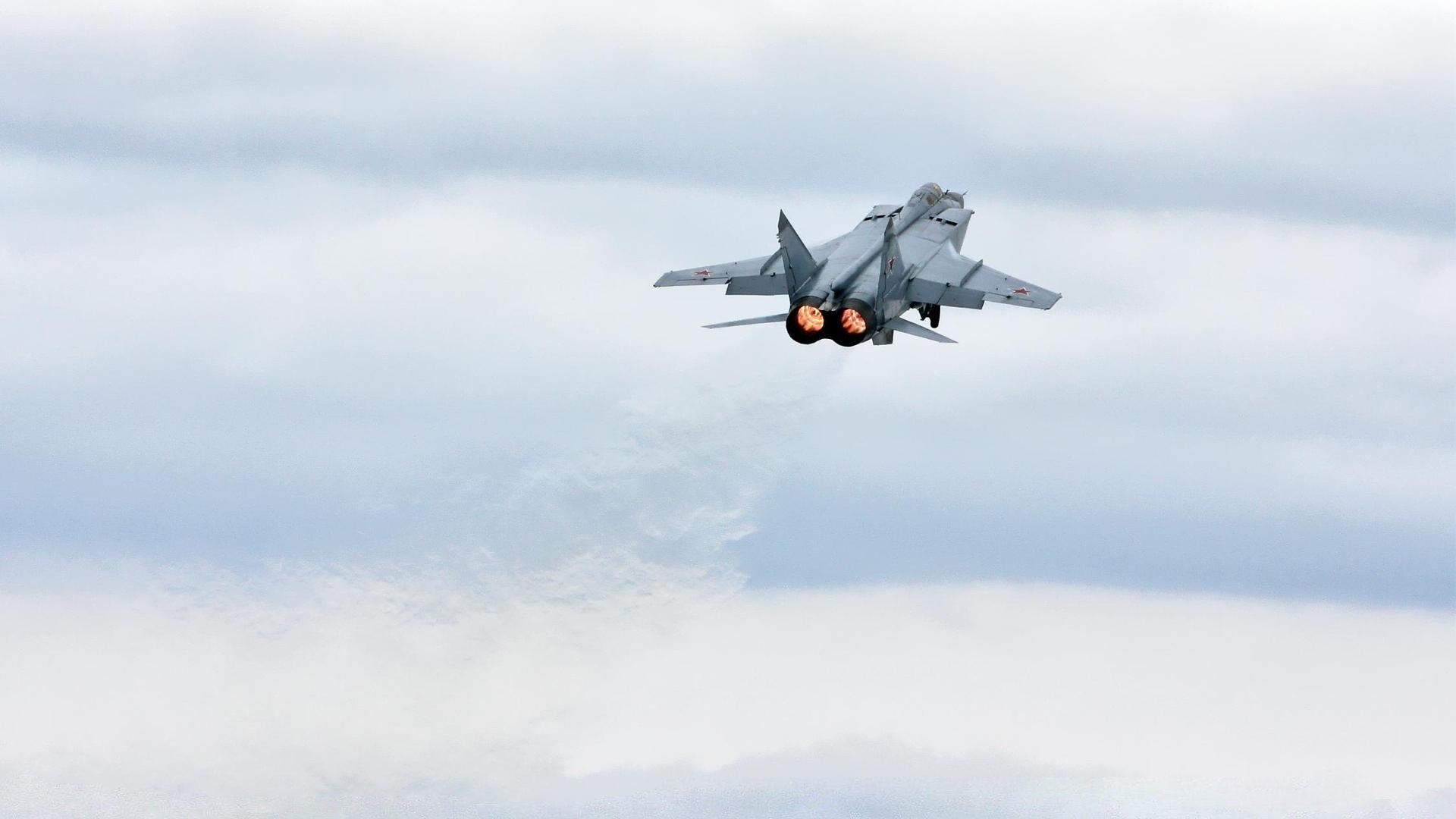 开云体育在线-王者在平行宇宙,乔治的绿茵神迹与他的丹佛宿敌们